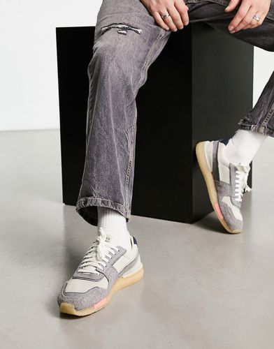 Torrun - Sneakers in camoscio grigie-Grigio - Clarks Originals - Modalova