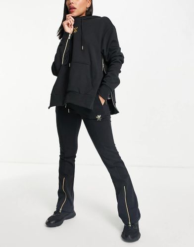 Pantaloni sportivi neri con logo oro e spacco-Nero - adidas Originals - Modalova