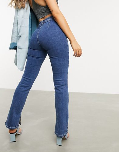 Jeans stretch a vita alta anni "Y2K" a zampa lavaggio medio-Blu - ASOS DESIGN - Modalova