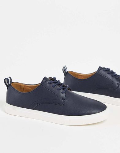 Scarpe derby con lacci in pelle sintetica blu navy con suola bianca - ASOS DESIGN - Modalova