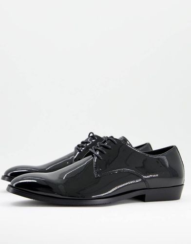 Scarpe derby con punta angolata in pelle sintetica in vernice nera-Nero - ASOS DESIGN - Modalova