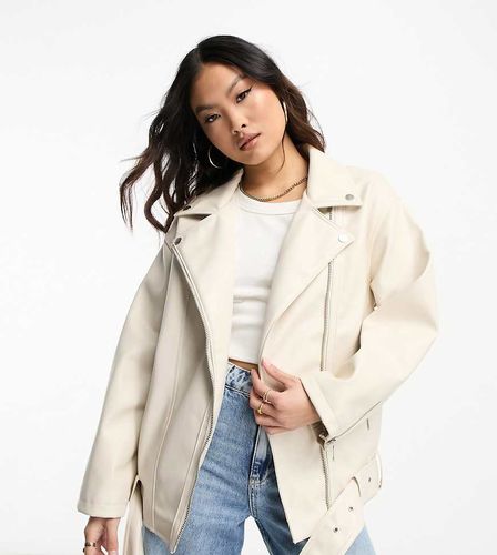 Petite - Giacca biker oversize lunga in pelle sintetica bianca-Bianco - ASOS DESIGN - Modalova