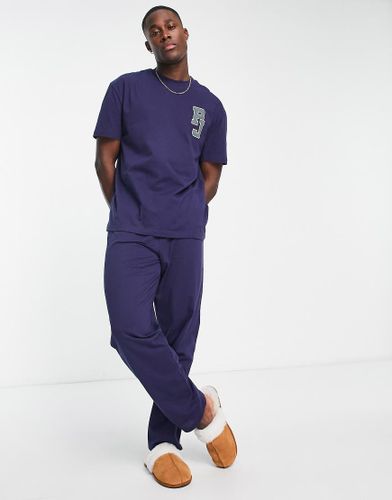 Pigiama composto da T-shirt e pantaloni blu navy con ricamo - ASOS DESIGN - Modalova