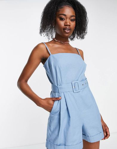 Tuta corta blu con spalline sottili e cintura in tessuto con fibbia - ASOS DESIGN - Modalova