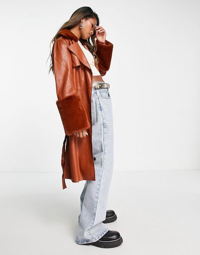 Cappotto taglio lungo in pelle sintetica color cuoio con cintura e finiture in pelliccia sintetica - BLANK NYC - Modalova