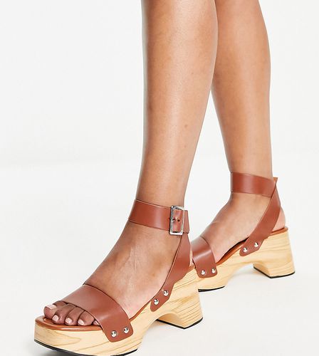 Sandali a pianta larga stile zoccolo estivi color cuoio-Marrone - Glamorous Wide Fit - Modalova