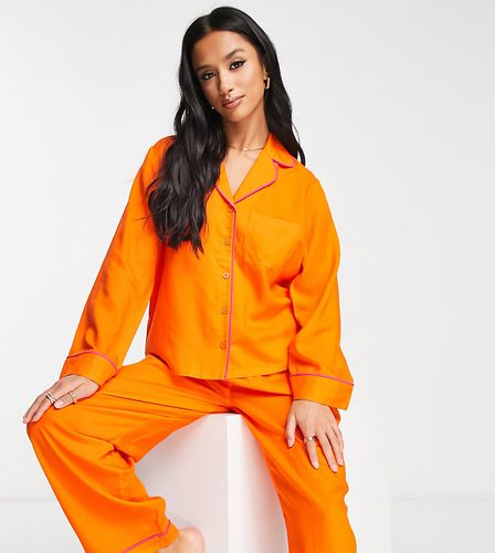 Esclusiva ASOS DESIGN Petite - Pigiama in modal arancione composto da camicia e pantaloni con profili a contrasto-Nero - ASOS Petite - Modalova