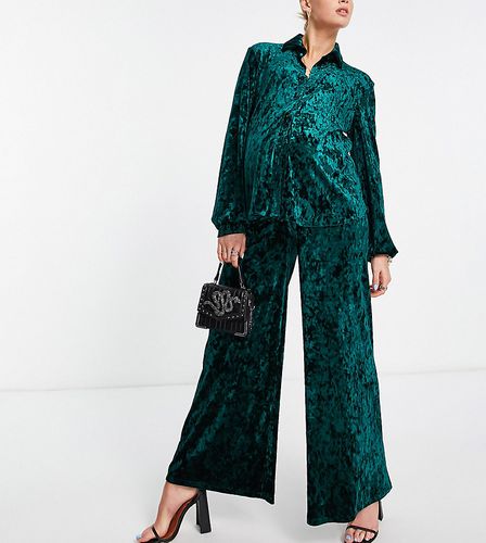 Pantaloni a fondo ampio in velluto in raso smeraldo in coordinato - Flounce London Maternity - Modalova