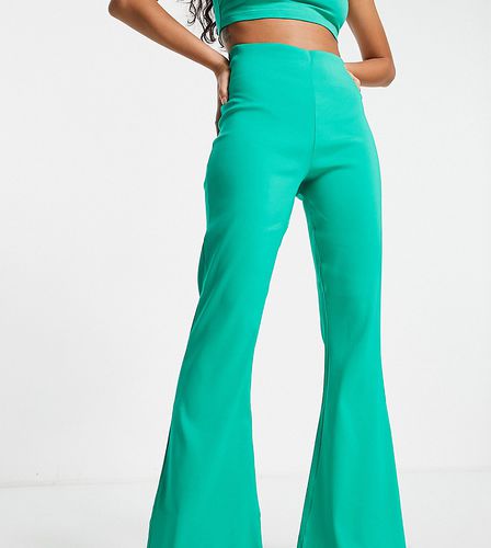Pantaloni skinny a zampa, colore verde in coordinato - I Saw It First Petite - Modalova