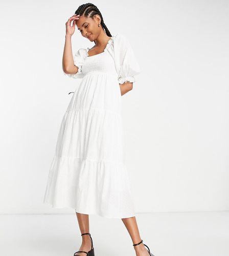 Stacey Salomon - Vestito midi con corpino arricciato con fiocco sul retro bianco - In The Style Tall - Modalova