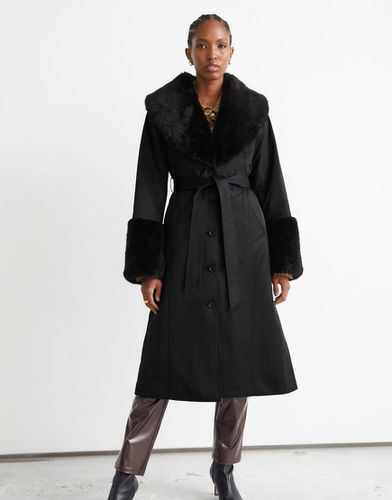 Cappotto con cintura e dettaglio a contrasto in pelliccia sintetica nero - Other Stories - Modalova