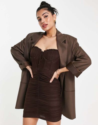 Vestito corto in rete marrone notte con coppe e dettaglio arricciato - Love Triangle - Modalova
