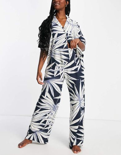 Pigiama blu navy con stampa di palme composto da camicia con rever e pantaloni a fondo ampio - Lindex - Modalova