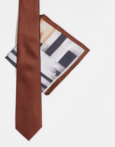 Cravatta sottile marrone e fazzoletto da taschino con stampa astratta - Noak - Modalova