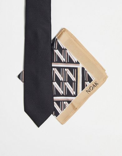 Fazzoletto da taschino con monogramma e cravatta sottile nera-Nero - Noak - Modalova