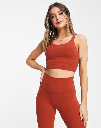 Nike - Luxe - Crop top da yoga ruggine-Arancione - Nike Training - Modalova