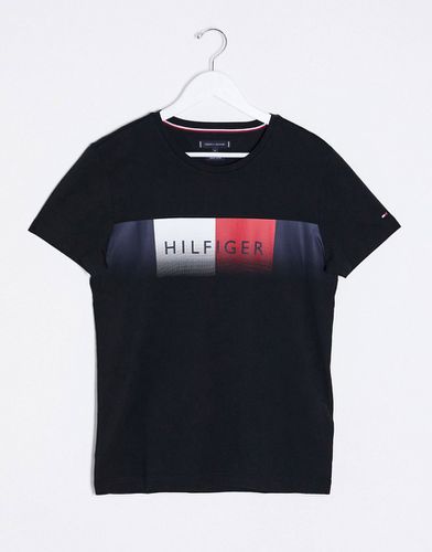 T-shirt nera con logo sbiadito sul petto-Nero - Tommy Hilfiger - Modalova