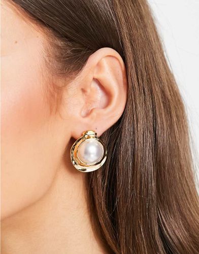 Orecchini oversize a bottone color oro con perla - True Decadence - Modalova