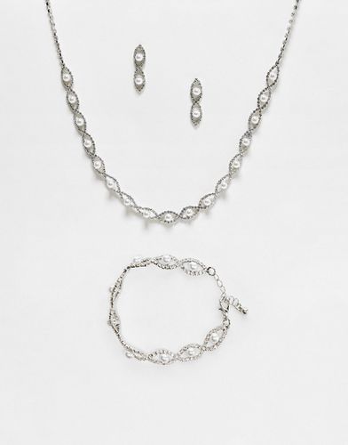 Set da cerimonia con orecchini, collana e bracciale color argento con perle - True Decadence - Modalova