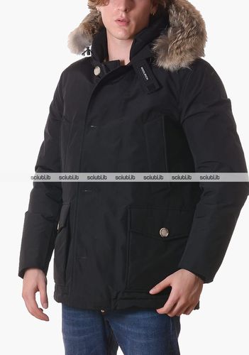 Parka uomo nero Arctic Anorak con cappuccio in pelliccia - Woolrich - Modalova